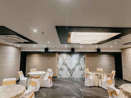 Hotel Emerald Inn Бхопал Экстерьер фото