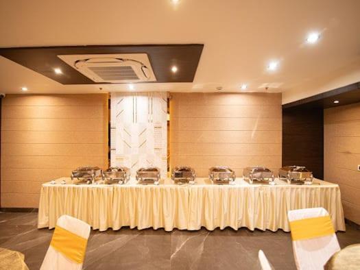 Hotel Emerald Inn Бхопал Экстерьер фото